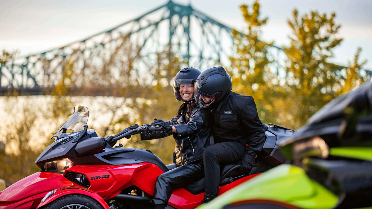 Redukcja biegów w motocyklu przed skrzyżowaniem – jak robić to płynnie i bezpiecznie?